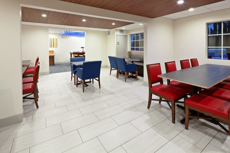 Holiday Inn Express Hotel & Suites Escondido