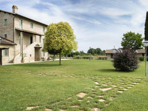 Elegant Cottage In Papiano With Whirlpool