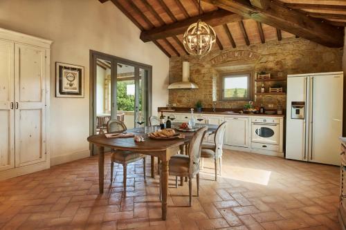 Castelfalfi Villa Sleeps 16 With Pool And Air Con