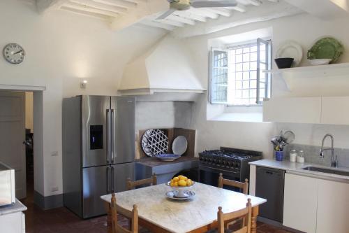 Colle Di Compito Villa Sleeps 12 Pool Air Con Wifi
