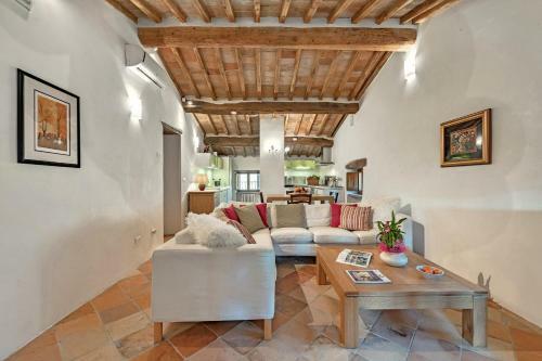 Felcino Nero Villa Sleeps 12 Pool Air Con Wifi