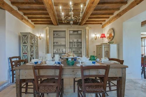 Felcino Nero Villa Sleeps 12 Pool Air Con Wifi