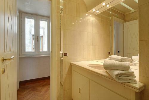 Santo Stefano Apartment