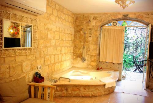 Hostal Pina Balev Inn