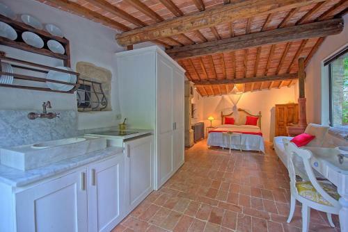 Le Catese Villa Sleeps 6 With Pool Air Con And Wifi