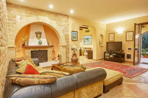 Marinella Villa Sleeps 8 Pool Air Con Wifi