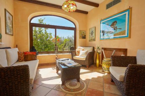 Marinella Villa Sleeps 8 Pool Air Con Wifi