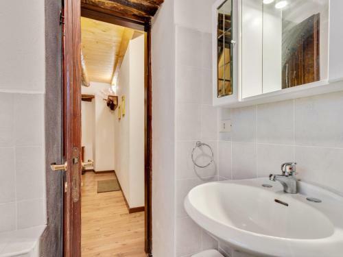 Heavenly Holiday Home In Carcente With Balcony