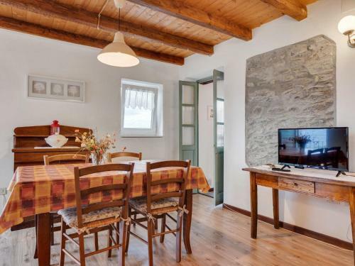 Heavenly Holiday Home In Carcente With Balcony