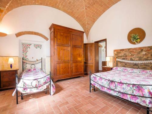 Spacious Farmhouse In Peccioli With Roofed Terrace