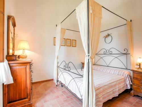 Spacious Farmhouse In Peccioli With Roofed Terrace