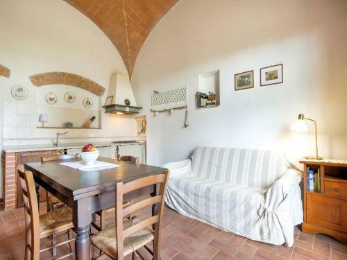 Spacious Farmhouse In Peccioli With Roofed Terrace