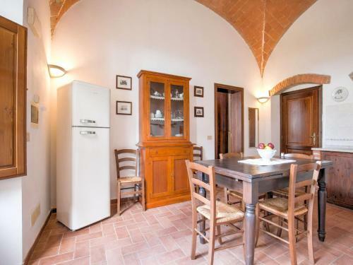 Spacious Farmhouse In Peccioli With Roofed Terrace