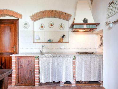 Spacious Farmhouse In Peccioli With Roofed Terrace