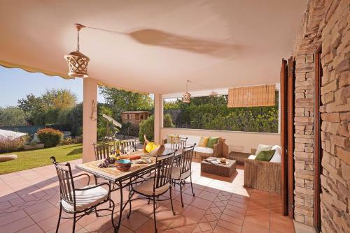 Casale Villa Sleeps 10 With Pool And Air Con