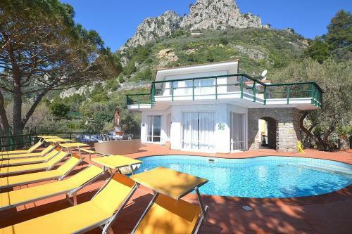 Marina Del Cantone Villa Sleeps 14 Pool Air Con