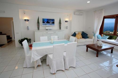 Sirenuse Villa Sleeps 8 Pool Air Con Wifi