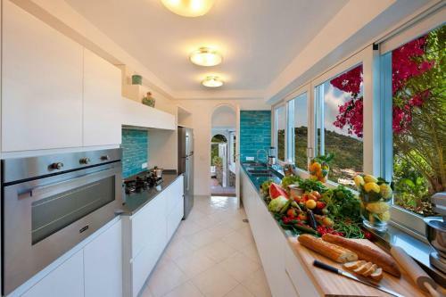 Nerano Villa Sleeps 10 With Pool Air Con And Wifi