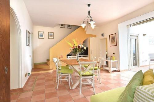 Coppetelle Holiday Home Sleeps 7 With Air Con