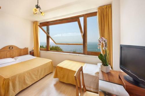 Marina Del Cantone Villa Sleeps 22 Pool Air Con