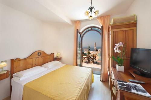 Marina Del Cantone Villa Sleeps 22 Pool Air Con