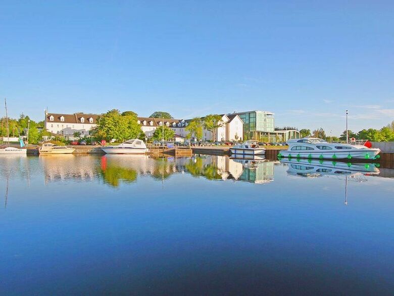 Hodson Bay Hotel
