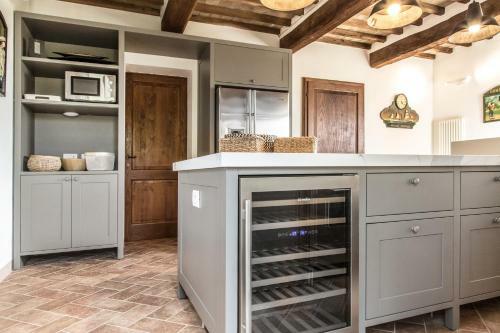 Poggioferro Villa Sleeps 8 With Pool And Air Con