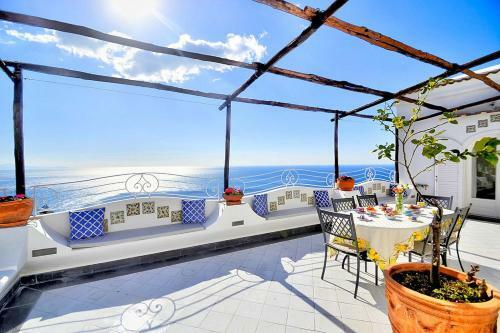 Praiano Villa Sleeps 6 With Pool And Air Con