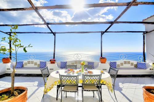 Praiano Villa Sleeps 6 With Pool And Air Con