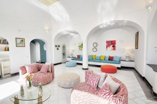Praiano Villa Sleeps 6 With Pool And Air Con
