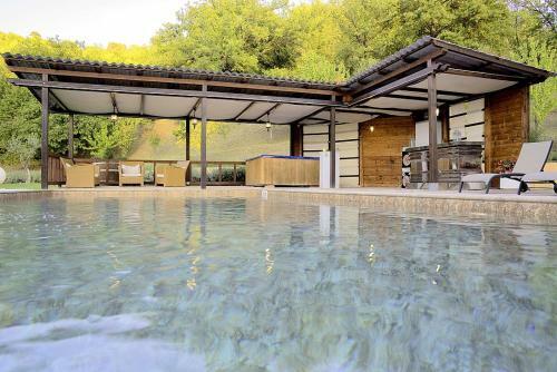 Querce Villa Sleeps 8 Pool Wifi