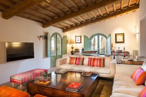 Radicofani Villa Sleeps 11 With Pool And Air Con