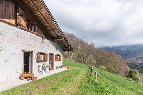 Baita Rustica Immersa Nel Verde