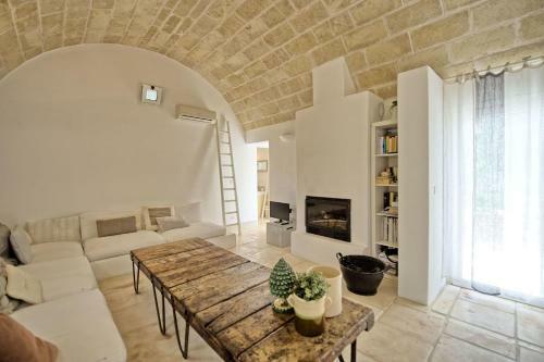 San Michele Salentino Villa Sleeps 6 Pool Air Con