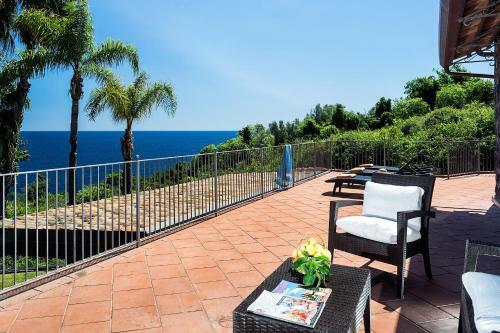 Santa Tecla Villa Sleeps 8 With Pool And Air Con