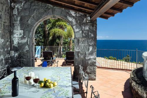 Santa Tecla Villa Sleeps 8 With Pool And Air Con