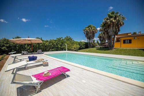 Taviano Villa Sleeps 10 With Pool And Air Con