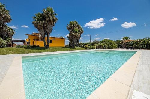 Taviano Villa Sleeps 10 With Pool And Air Con
