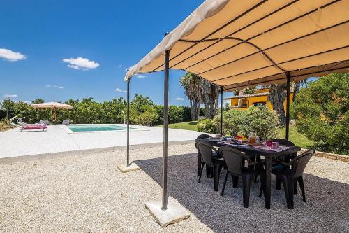 Taviano Villa Sleeps 10 With Pool And Air Con