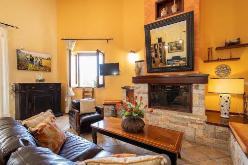 Taviano Villa Sleeps 10 With Pool And Air Con