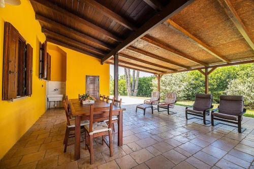 Taviano Villa Sleeps 10 With Pool And Air Con