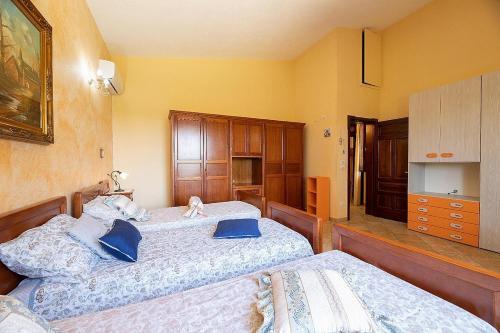 Taviano Villa Sleeps 10 With Pool And Air Con