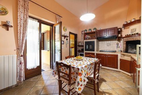 Taviano Villa Sleeps 10 With Pool And Air Con