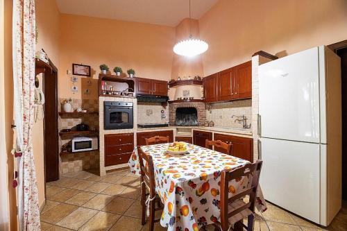 Taviano Villa Sleeps 10 With Pool And Air Con