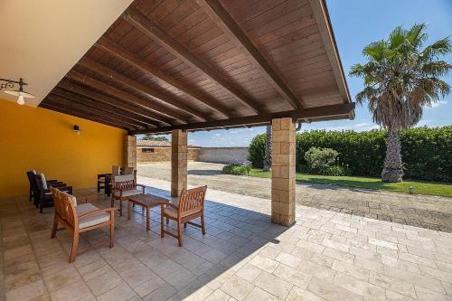 Taviano Villa Sleeps 10 With Pool And Air Con