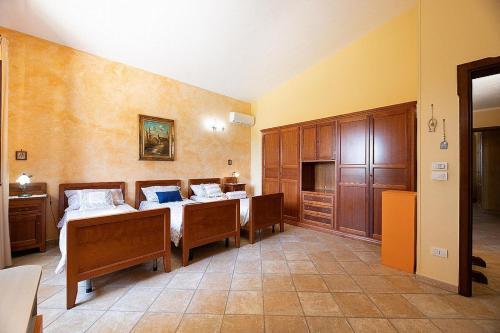 Taviano Villa Sleeps 10 With Pool And Air Con