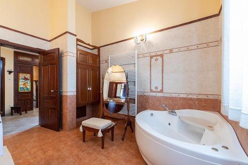 Taviano Villa Sleeps 10 With Pool And Air Con