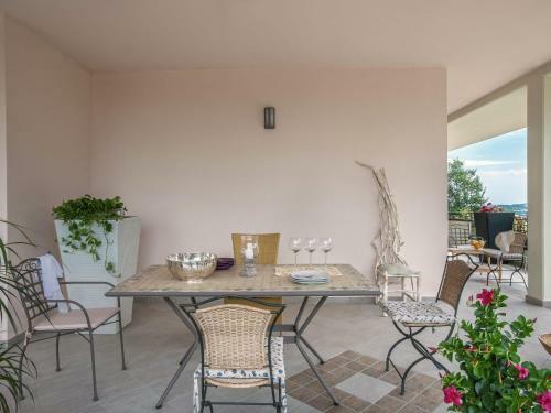 Villa Alluring Apartment In Tavullia With Swimming Pool