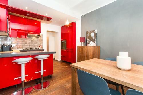 Colorful Statuto Square Design Apart