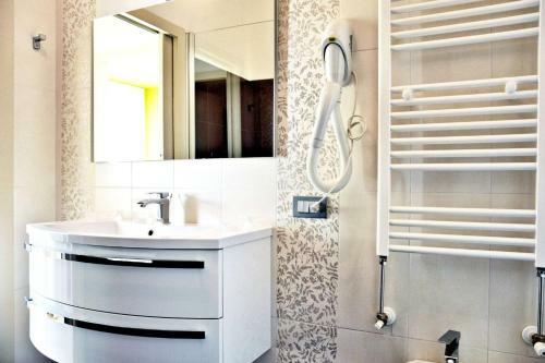 Three-room Apartment Groppello - Green With Large Lake View Terrace